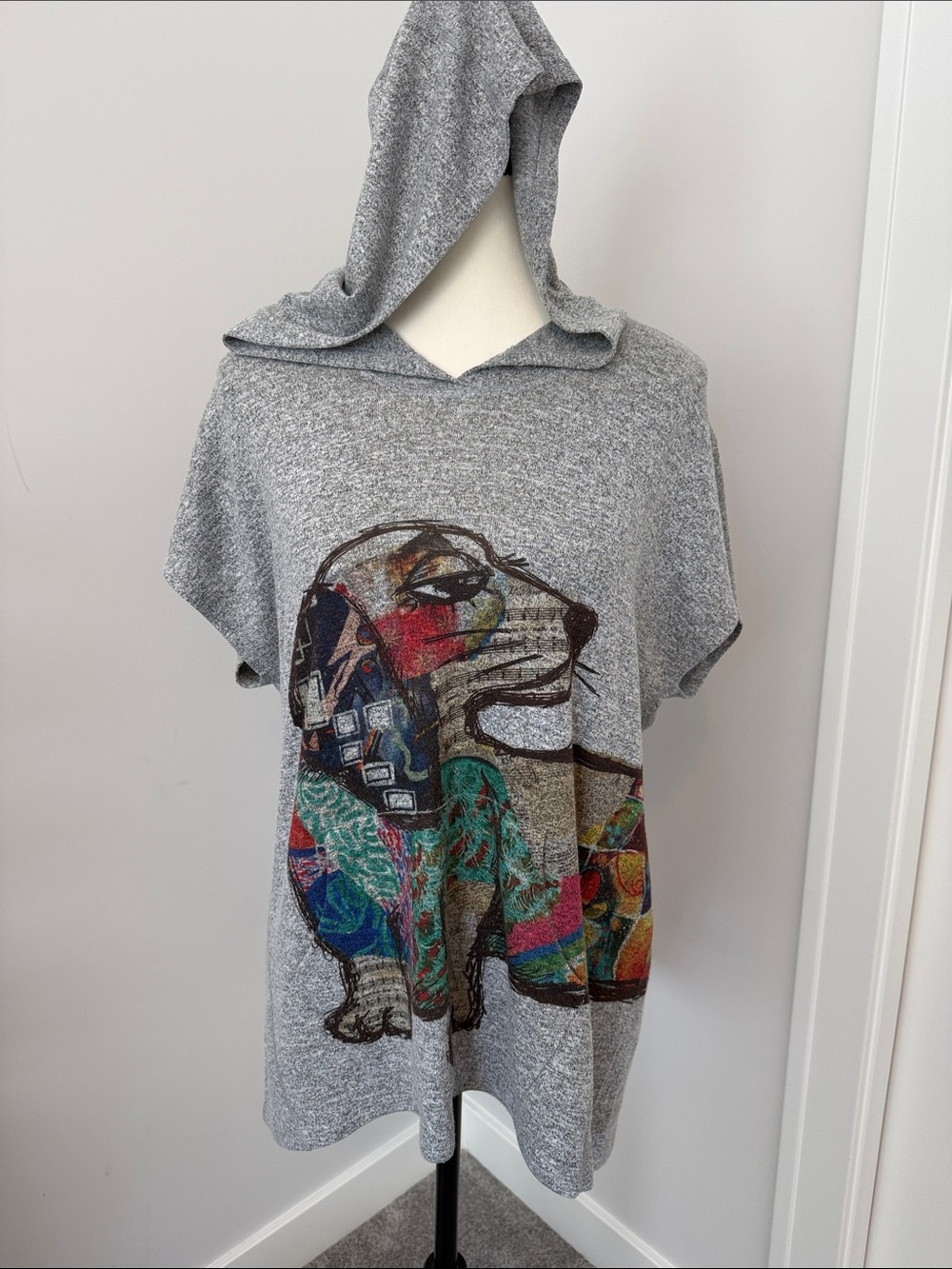 Inoah Soft Gray Hooded Short Sleeve Tee with Wrap Around Dog Graphic